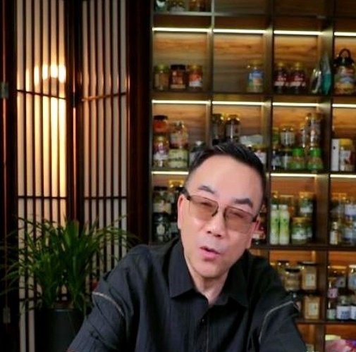 李连杰首度直播，打破患病传言。

前两年看李连杰整个人都无精打采的，形如枯槁，没