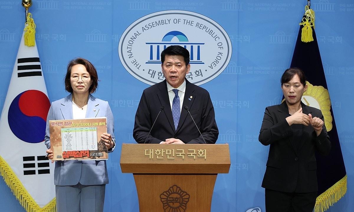 韩国第三大党祖国革新党议员金峻亨指控，2023年7月前总统尹锡悦与金建希女士对乌