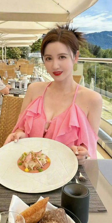 张萌泳装造型！不愧是老板娘啊