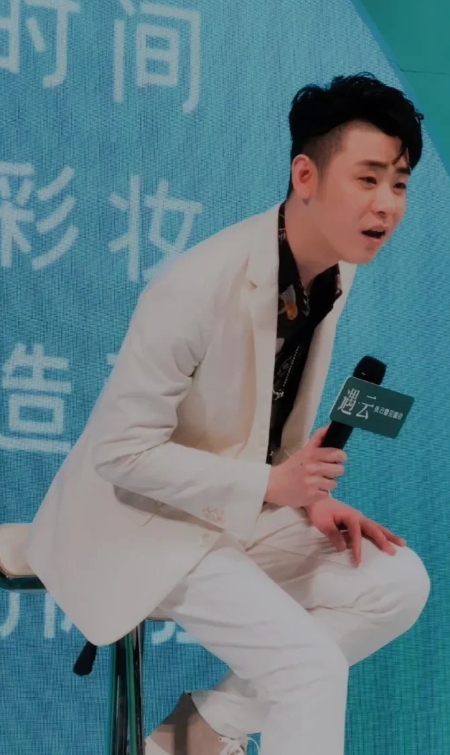 磊檬“小甜蜜”-关于“憨憨”
主持人：说到“憨憨”大家都同意
磊磊：什么是“憨憨