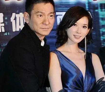 那年，林志玲终于择一良人，嫁给了日本老公，半个娱乐圈都被宴请，名单上却没有刘德华