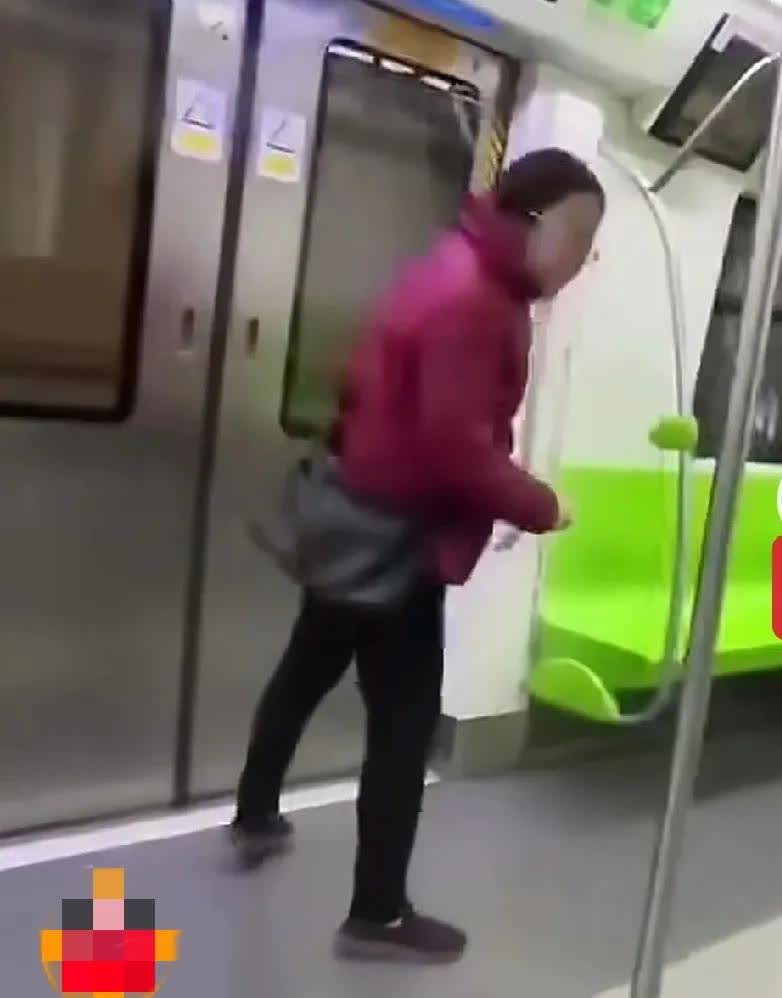 视频显示地铁上那一幕：临下车，一大妈也不忘在车厢里吐口水。当有人劝阻时，她更是变