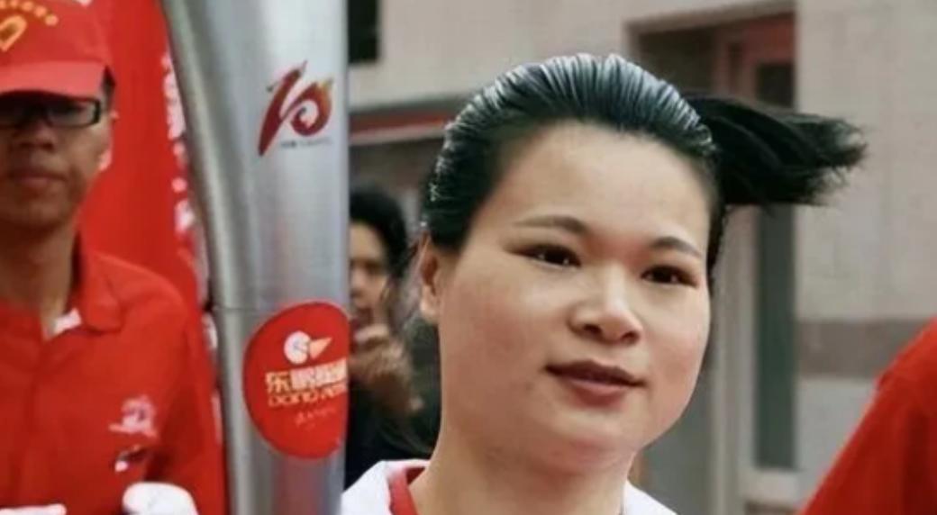 她是中国培养的奥运冠军，退役后却339万卖掉所有金牌，随后一转身，她带着家人，举
