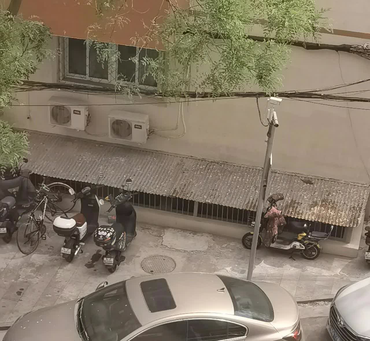 这应该是君威含量最高的小区了，紧挨着停着三辆不同的君威，
不同的年款，各有特色