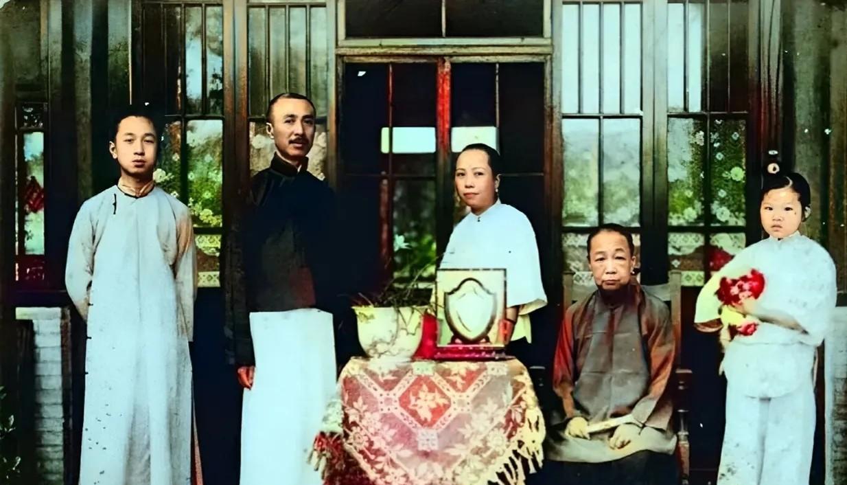 这是少年时期的钱学森，是一个富家公子哥。
20世纪初的中国，社会乱糟糟的，不过有
