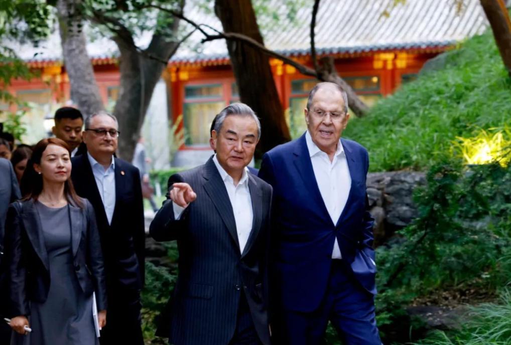 在“决不允许俄罗斯倒下”的力量感召下，70多岁的俄罗斯外长拉夫罗夫结束朝鲜的访问