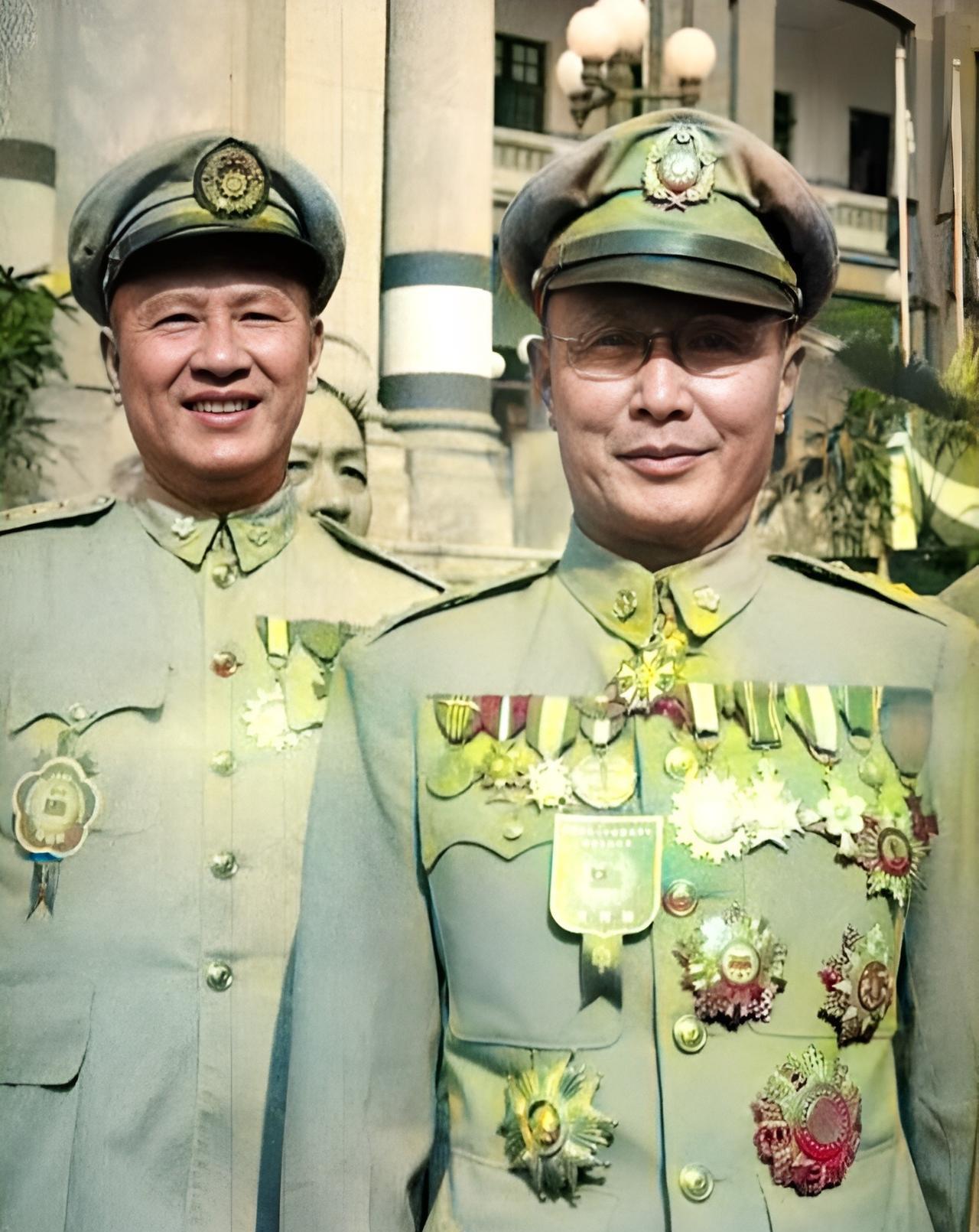 这是国军一级上将白崇禧与何应钦在一起。两人的资历与军衔是其他国军将领难以企及的。