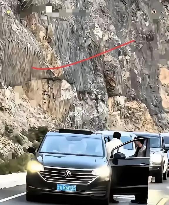 自驾旅游随意乱停车？是谁给你的勇气和权利？重罚重罚！
为什么那么多人越来越讨厌自