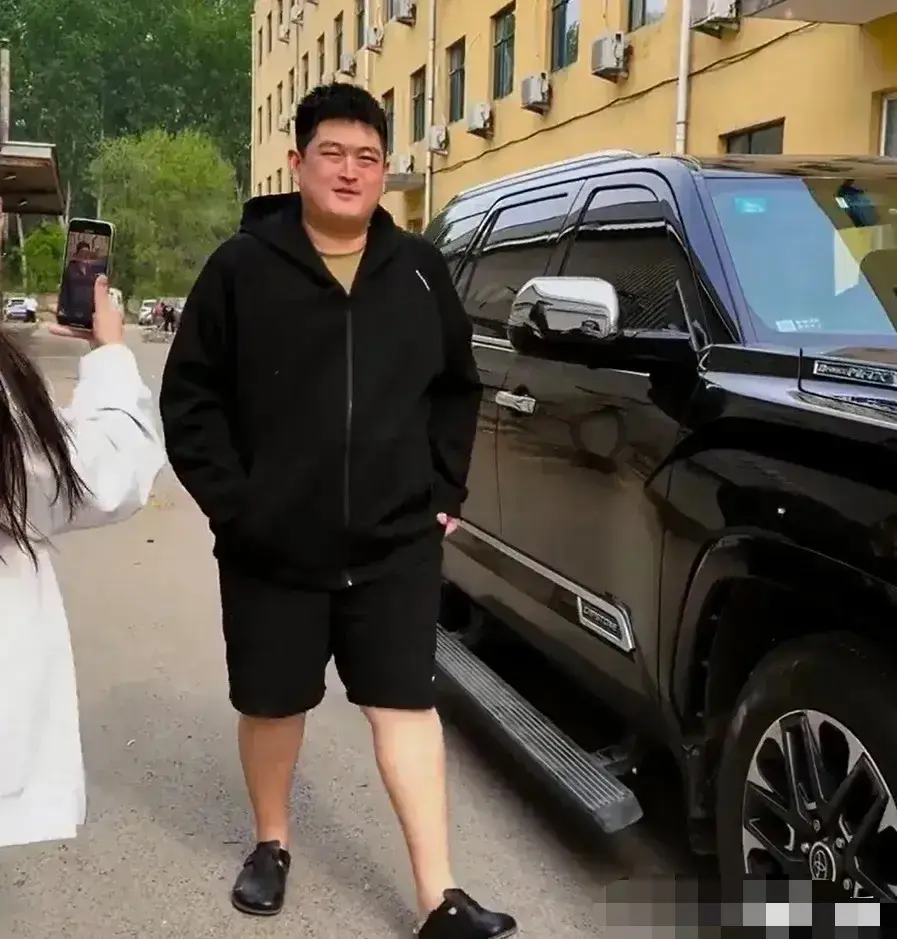 不懂就问，赵本山儿子开的是什么车，这巨无霸也太大了吧
