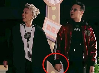注意看！汪峰与宁静间根本不是牵手，只能说是汪峰单方面抓住了宁静的手！

这是一厢