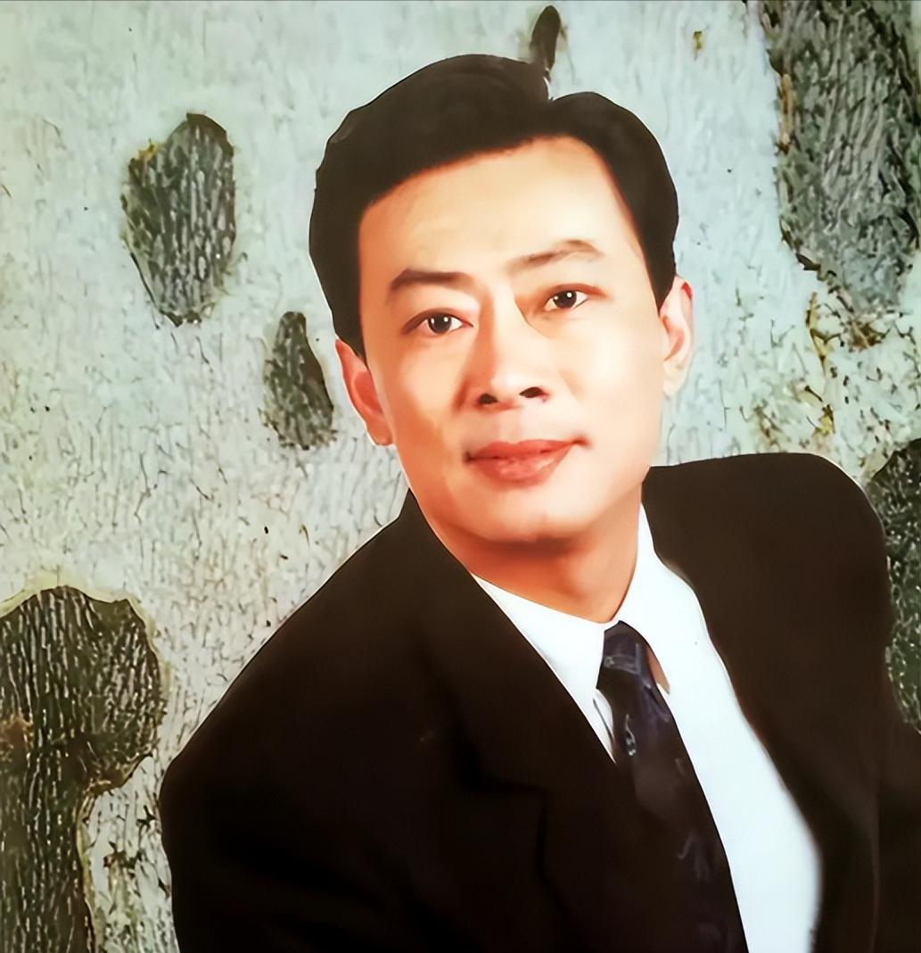 80年代，王诗槐离婚后，和有智力残疾的儿子相依为命，一天朋友告诉他初恋回国的消息