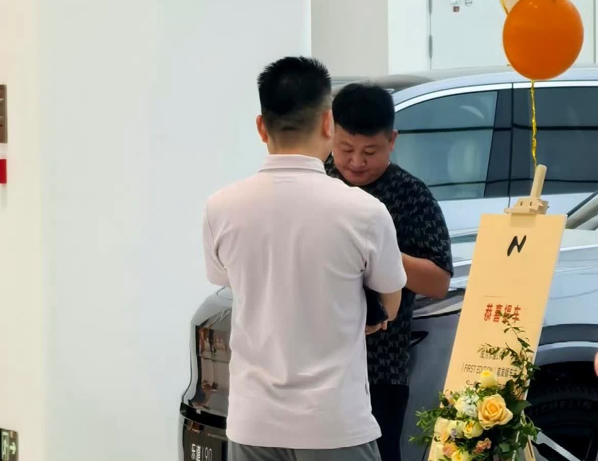 蔚来一纸短信砍掉免费换电，车主跑17万公里被认定“不是人”。

公司算出换一