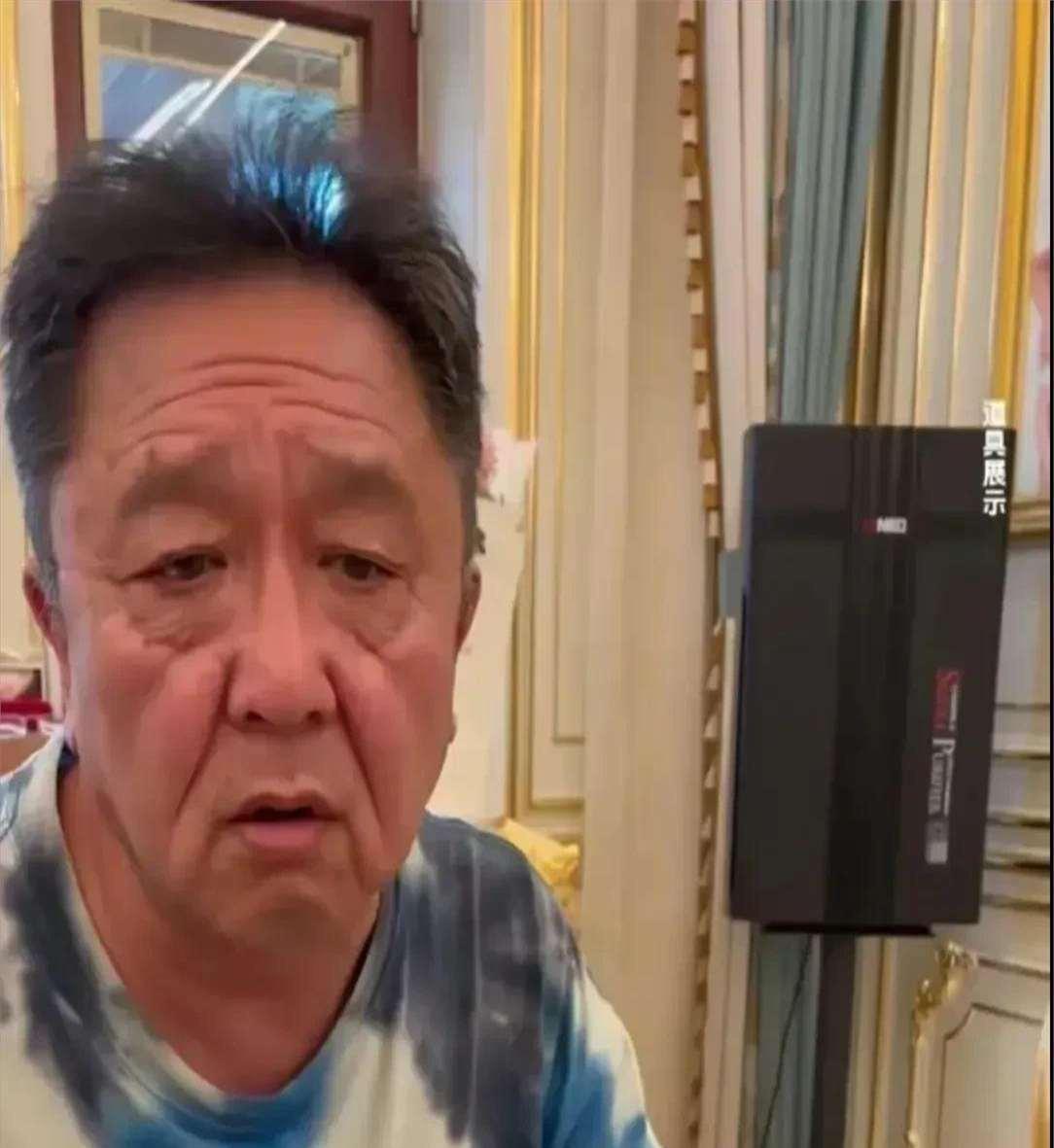 不露面不知道，一露面吓一跳！看看这些突然就老得不成样子的明星，无论贫富，岁月面前