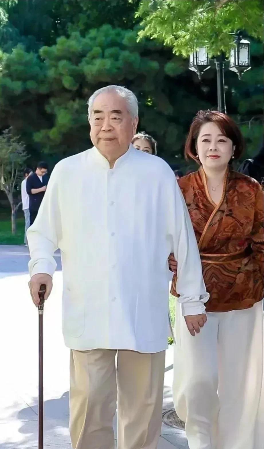 范曾范晓慧之间的父女关系非常微妙。
范晓慧是范曾与第二任妻子边宝华所生，也是范曾