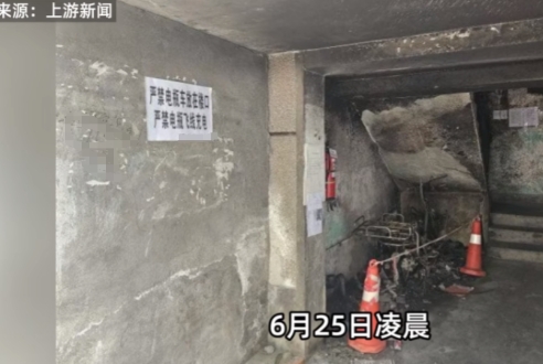 四川成都，一个老小区6楼一住户为了给电瓶车充电，从窗户“飞线”到一楼，就因为小区