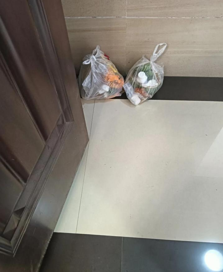中午和邻居大吵一架，差点动手！  



我正准备送餐，一开门，就看见两袋垃圾堵