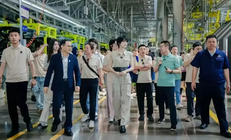 华为二千金入职长安汽车，长安汽车董事长亲自陪同参观生产线。
长安董事长是一点架子