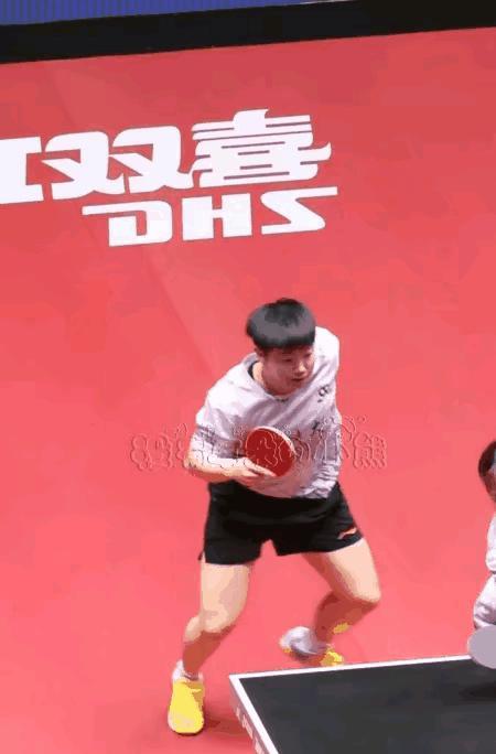 球飞错场，王楚钦秒变快递小哥！
全场尖叫值爆表，比赢球还嗨。
他正和徐海东死磕，