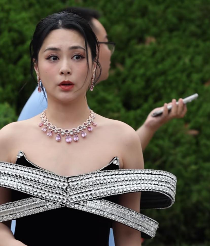 说阿娇是路人甲、一般般的这些人！
请问你们是有多好看呢？
我觉得往往长得越难看的