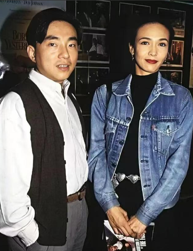 2008 年，郑裕玲向同居 16 年的男友吕方提出分手，要求他净身出户，吕方舍不