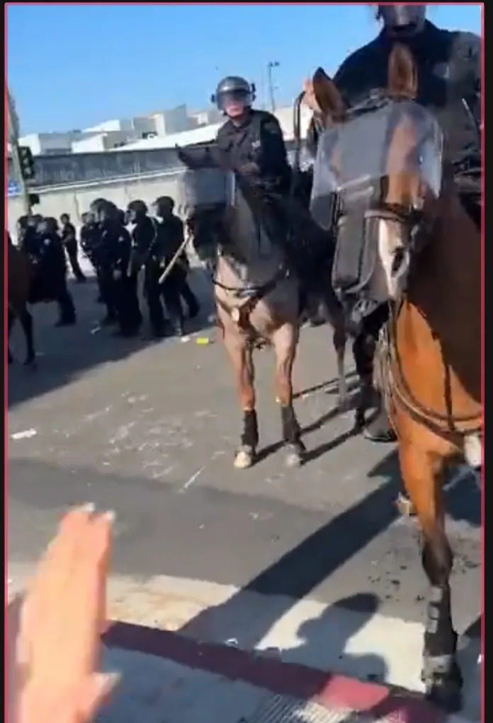 警察骑马揍人，万万没想到！











---











