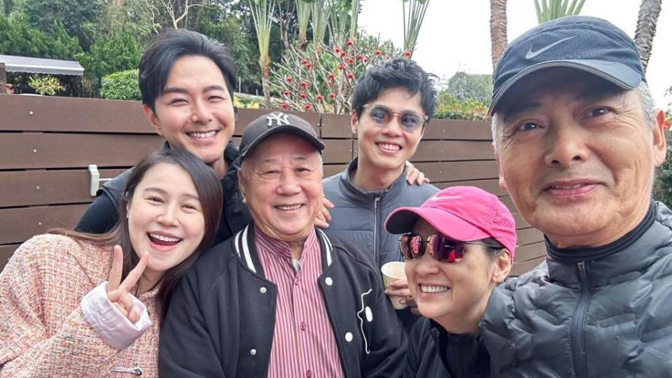 TVB视帝夏雨靠头发从苍老秒变回春, 开车遇路人打招呼开心回应