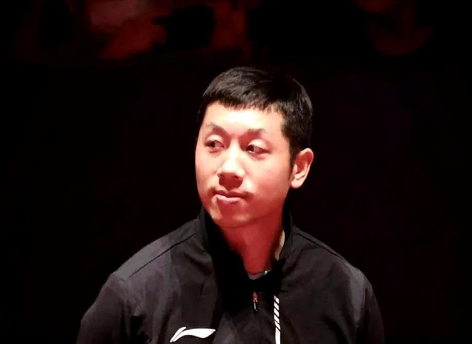 樊振东不在，上海地产被山东魏桥3-0横扫。
许昕干脆没上场，只撂一句：“王楚钦