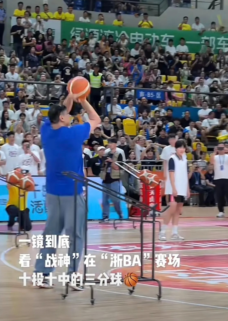刘玉栋真不愧为战神，退役这么多年依旧宝刀不老，五个点的三分球十投全中，而且如此的