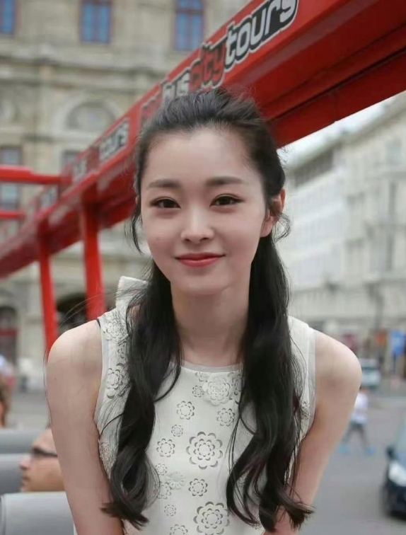 偶然翻到宋轶的一张素颜照，瞬间被惊艳到。褪去舞台上的华丽妆容，她依旧美得夺目。照