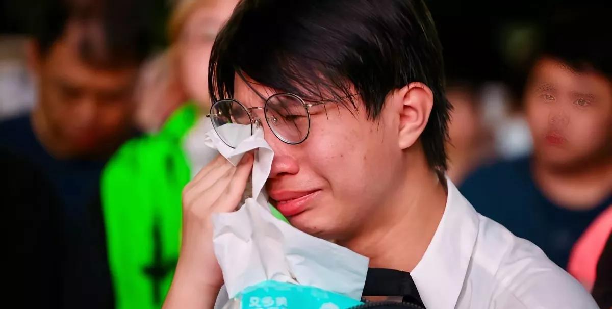 下面这些嚎啕大哭的台湾年轻人有一个特殊的“名字”——台湾青鸟。
这是赖清德发起清