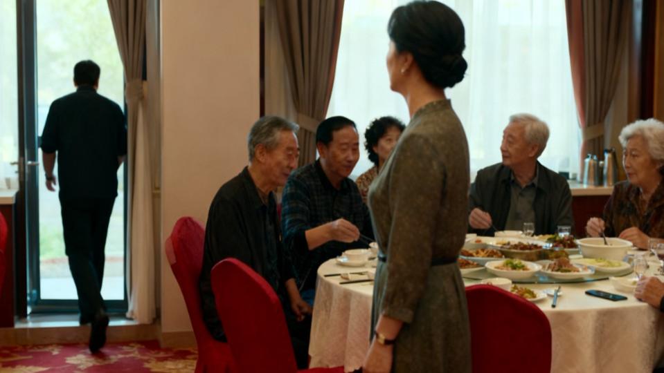 岳父过寿，妻子桌下踢我一脚，我转身走人：我不是你们家的提款机