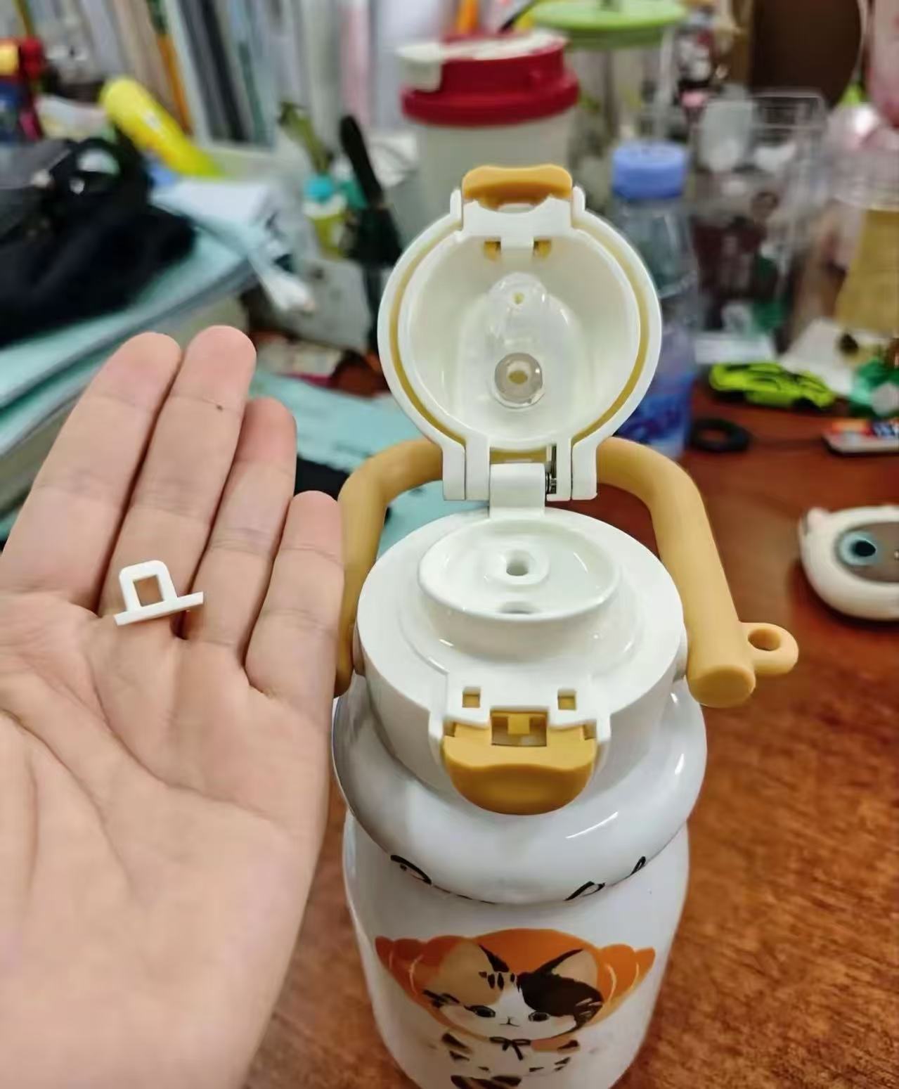 一位妈妈求助：女儿的水壶在学校被同学撞坏了，老师问我怎么解决？我却不知道怎么开口