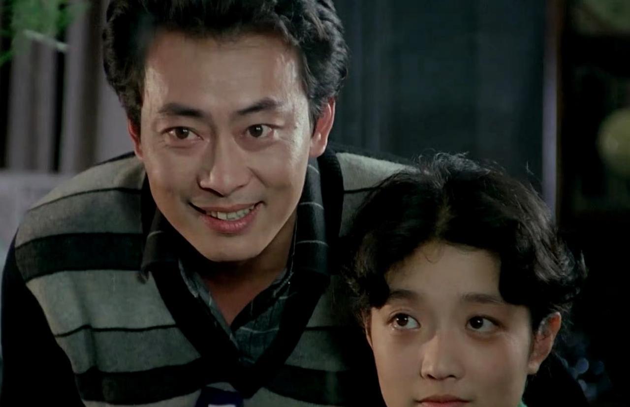 这是1987年，上海电影制片厂拍摄的悬疑惊悚片《午夜两点》的剧照，影片中的这两位
