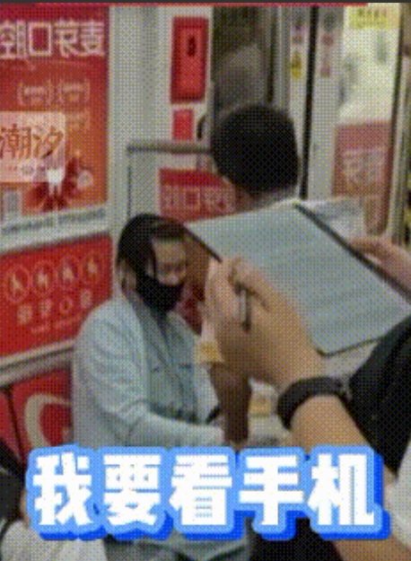 深圳地铁，10岁出头的男孩，因妈妈不给手机，在车厢里大喊、跺脚，没想到，下一秒直