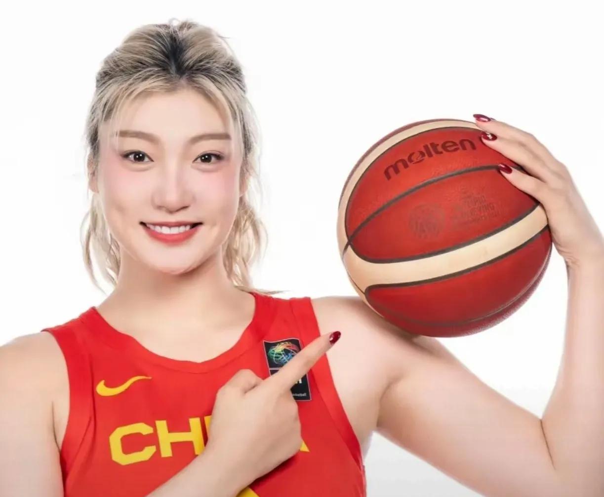 拥有众多球迷支持的中国女篮球员李梦，不完全是因为她的球技得到了球迷认可，也不完全