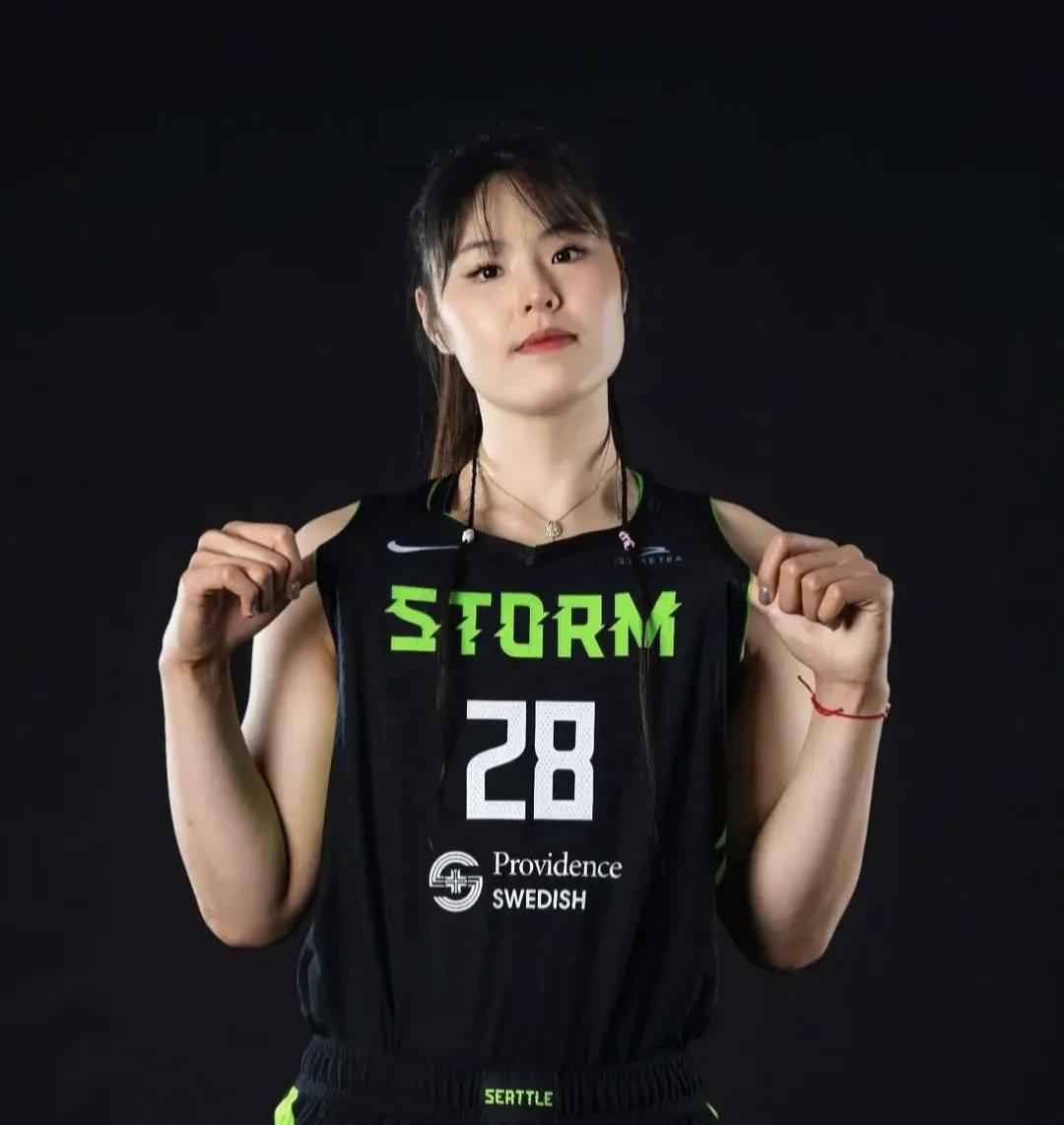 其实在NBA打球的中国球员有两人，都是那么优秀，除了杨翰森还有一位是谁，你肯定不