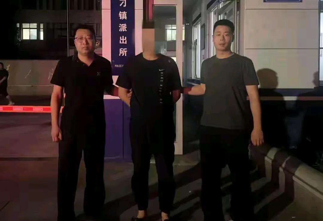 警方在接到报案后，迅速展开调查，经过细致的取证和分析，锁定了嫌疑人的行踪。最终，
