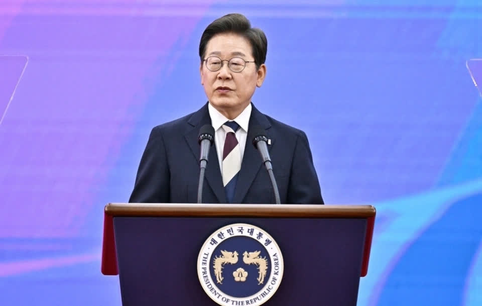 据韩联社等韩媒4日报道，韩国新任总统李在明当天下达其上任后的“一号行政令”，要求