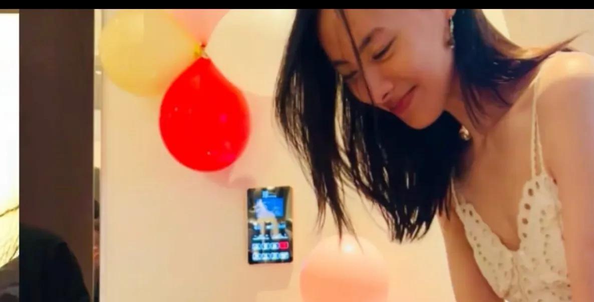 梁洛施这波狗粮太甜了！37岁庆生现场曝光，素颜出镜满脸娇羞，男友马浴柯手捧99朵