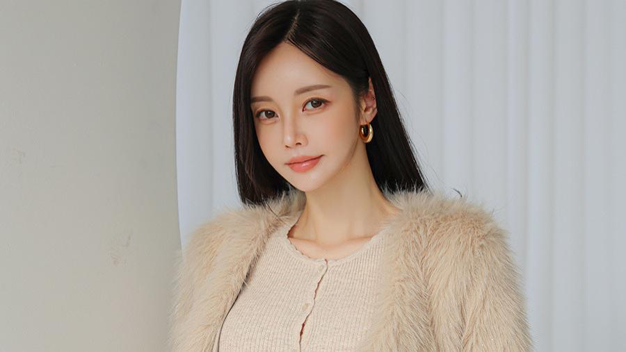 玉肩斜倚画栏东，露染轻绡月朦胧，罗衣欲解还羞怯，一抹凝脂映烛红