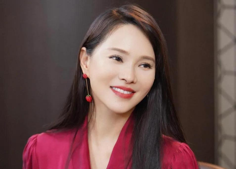 伊能静说，
刚出生时我的名字叫吴静怡，可是没多久生父就抛弃了我们。
我是一个被乌