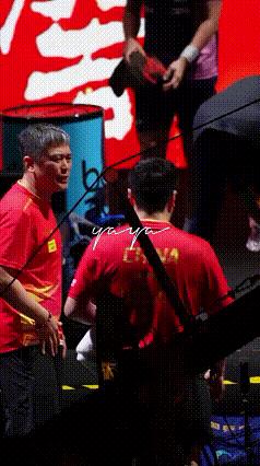 大胖真是一个体贴的人，比赛结束后让志强给前排球迷送水喝。场馆内容不能带瓶装矿泉水