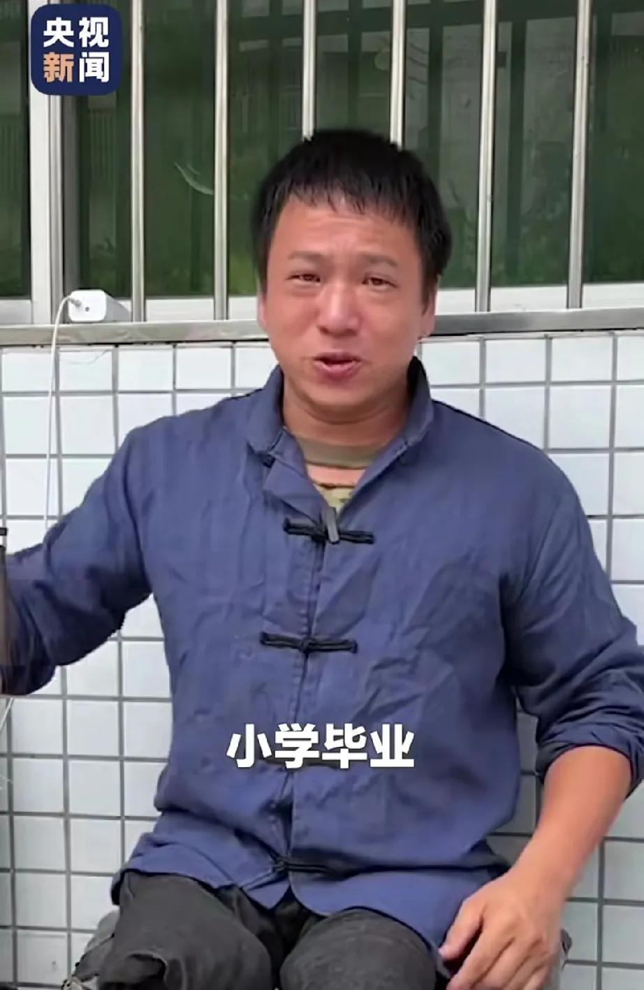 “火到央视了”失去双腿的修鞋匠阿泉说，希望有一天能去哈佛大学做一次演讲。比起哈佛
