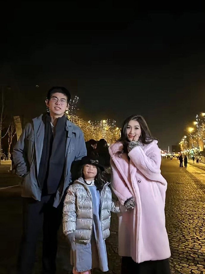 赌王千金何超盈晒一家三口去巴黎过新年，6岁的女儿荷包蛋和28岁的老公辛奇隆模样复