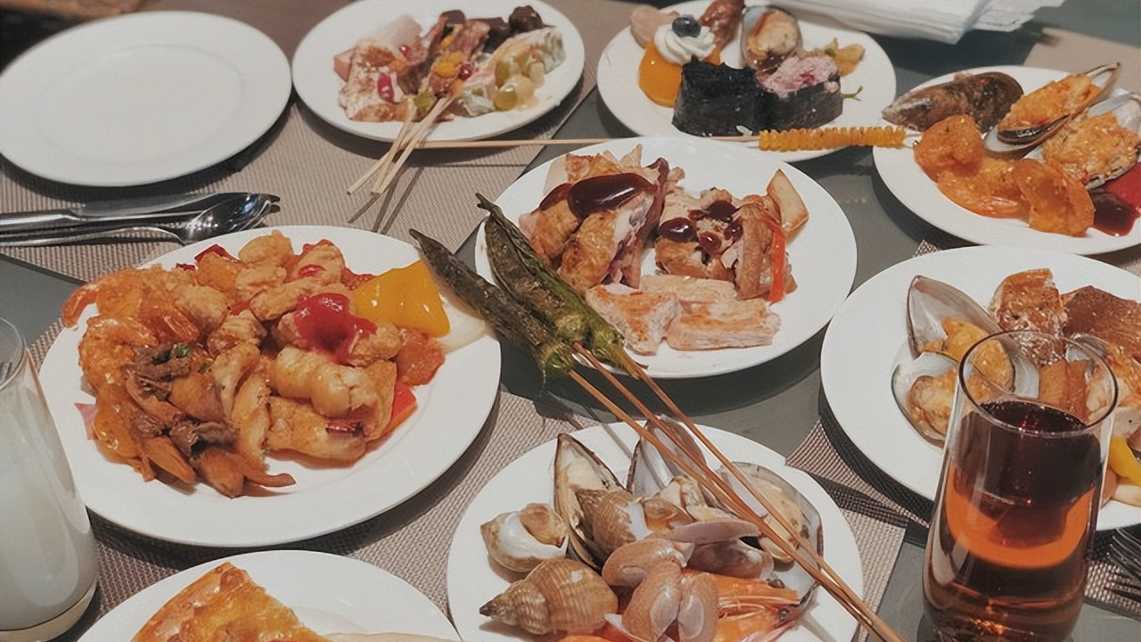 为什么自助餐一吃就饱？内部员工道出“猫腻”，难怪吃不回本