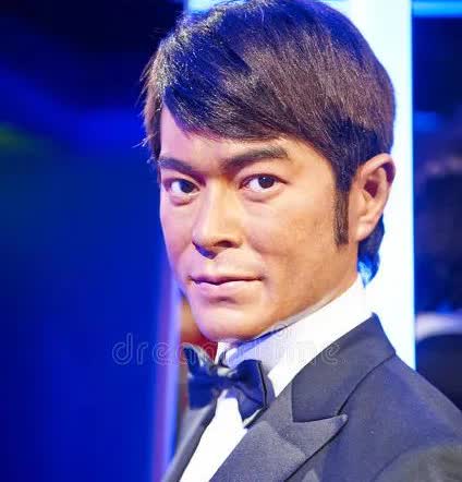 香港那些个子不高的明星，真是害了不少人。他们让大陆整整一代人都以为童年时的男神都