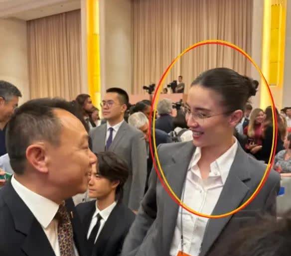 窝趣。。宋佳新闻联播长这样。。
她本人比照片还要美，发量也太足了，妆容加上精致