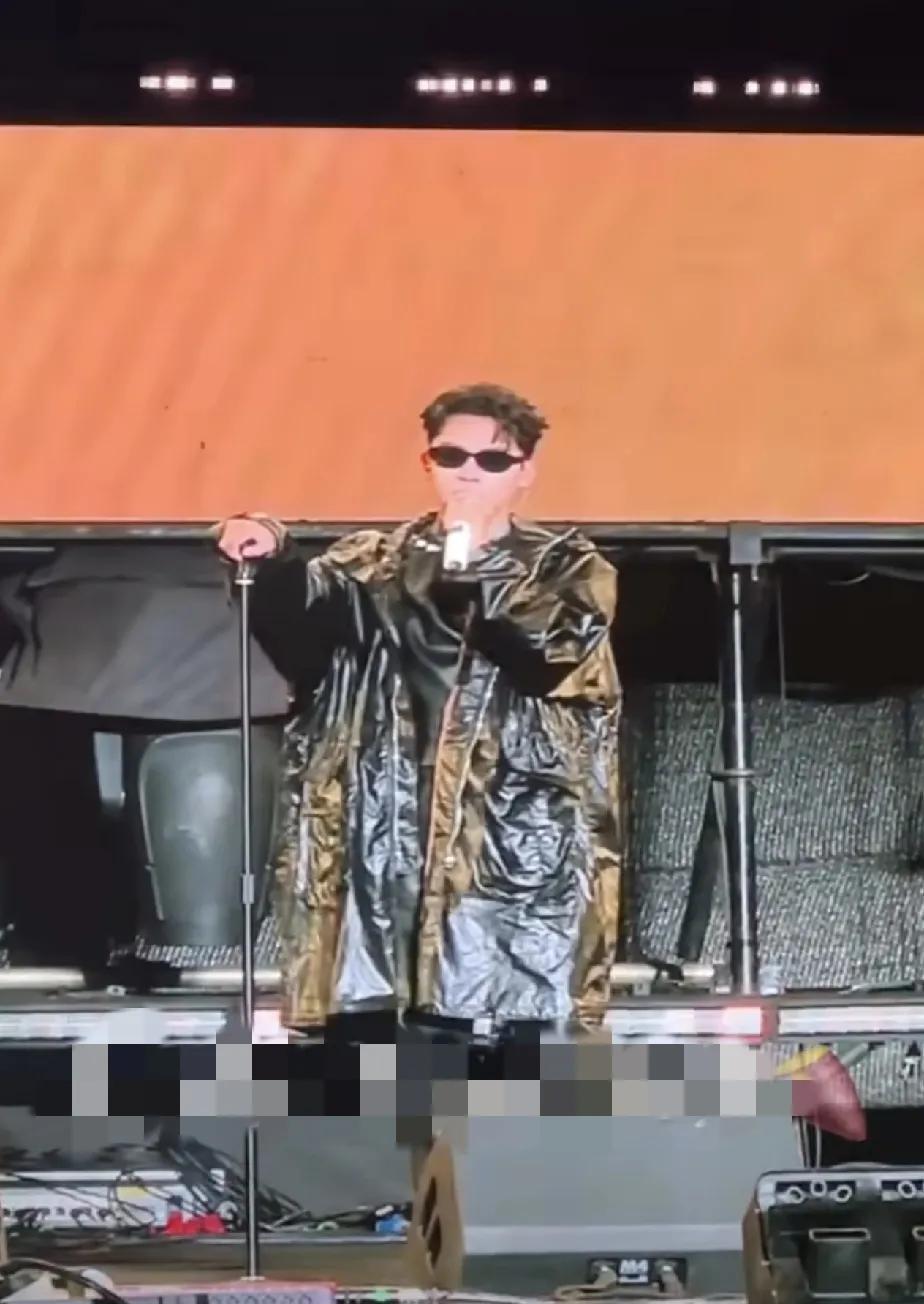 这啥造型？？
但是！
必须要说的是，张晚意唱的还不错，比我预想的好多了！！！