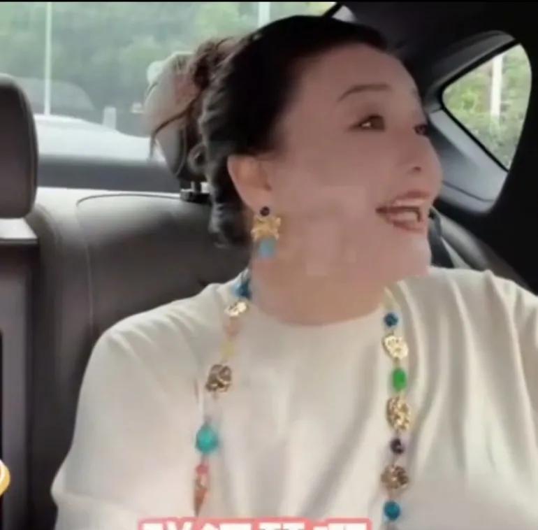 小玥儿上课外班一点不开心，奶奶一顿猛夸一通彩虹屁，玥儿顿时开心了
孩子正是撒娇的