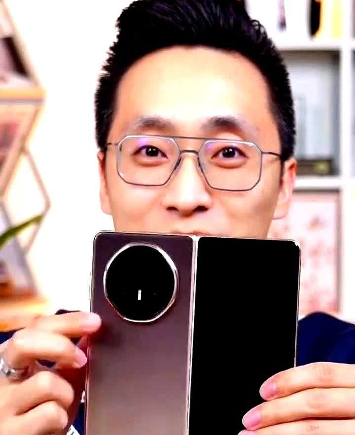 现在在我手里的就是荣耀即将发布的MagicV5折叠屏手机，一起来拆箱

不过
